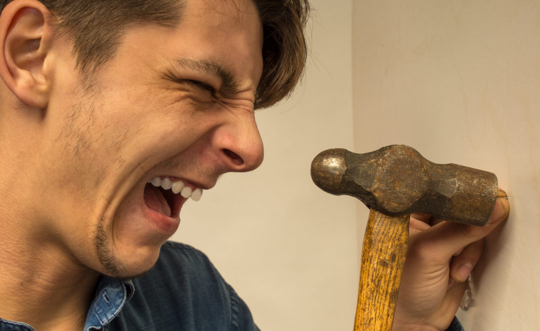 Бить предметы. Бить предметы. Рука с битой. Девушка разбивает телевизор. Комната ярости для снятия стресса.